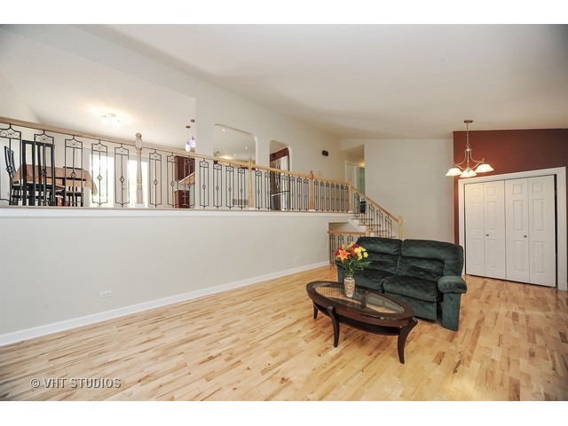 1756 E Corktree Ln, Mount Prospect, IL 60056 photo 3