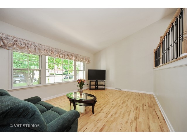 1756 E Corktree Ln, Mount Prospect, IL 60056 photo 4
