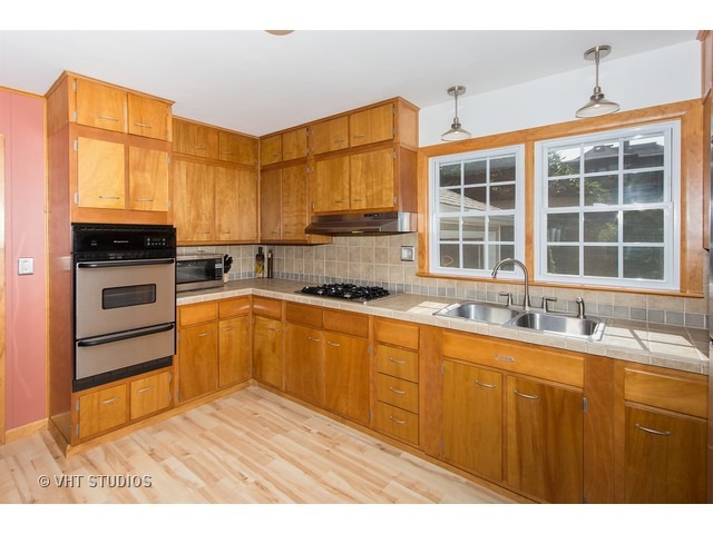 110 E 7th St, Lockport, IL 60441 photo 3
