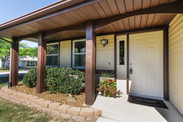 1948 Crescent Ct, Hoffman Estates, IL 60169 photo 2