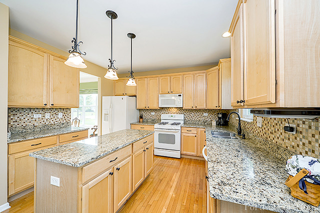 403 Hackney Ln, Oswego, IL 60543 photo 5