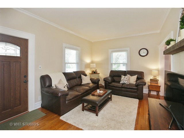 657 Grand Ave, Elgin, IL 60120 photo 2