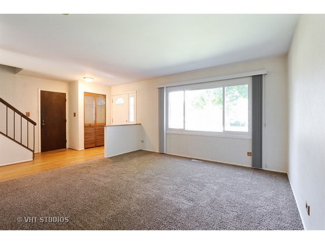 717 Lakeside Cir Dr, Wheeling, IL 60090 photo 2