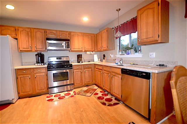 897 Paddock Dr, Carol Stream, IL 60188 photo 2