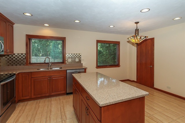 611 Kathy Ln, Bartlett, IL 60103 photo 10