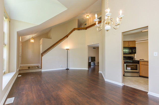 605 Milton Ln, Hoffman Estates, IL 60169 photo 3