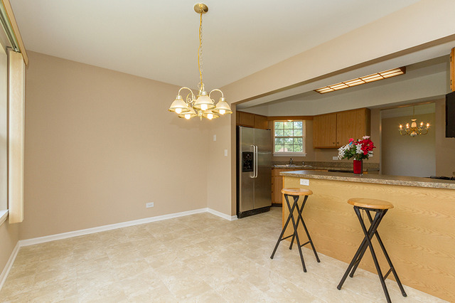 605 Milton Ln, Hoffman Estates, IL 60169 photo 8