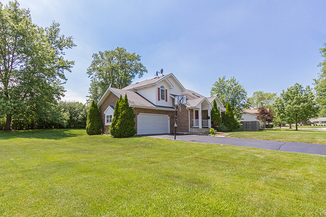 605 Milton Ln, Hoffman Estates, IL 60169 photo 2