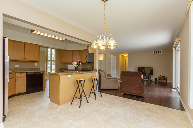 605 Milton Ln, Hoffman Estates, IL 60169 photo 7