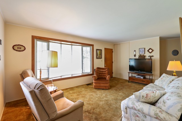 2100 Flicker Ln, Rolling Meadows, IL 60008 photo 2