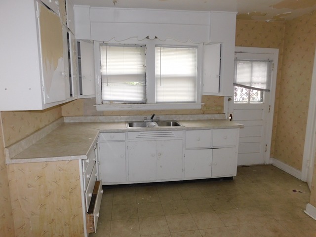 7634 S Champlain Ave, Chicago, IL 60619 photo 3