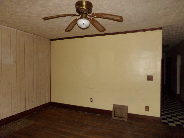 115 E Ash St, Watseka, IL 60970 photo 4
