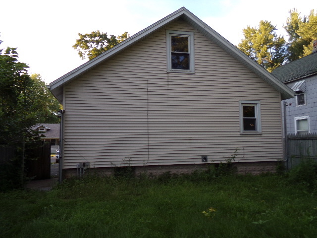 115 E Ash St, Watseka, IL 60970 photo 2