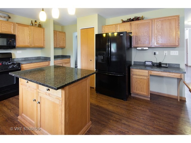 1049 Wright Ct, Plano, IL 60545 photo 4