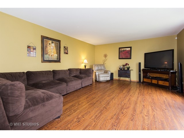 1049 Wright Ct, Plano, IL 60545 photo 6