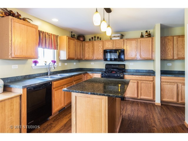 1049 Wright Ct, Plano, IL 60545 photo 3