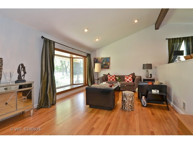 3122 Maple Leaf Dr, Glenview, IL 60026 photo 2