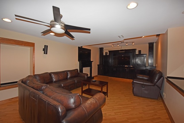 223 Risch Ct, West Chicago, IL 60185 photo 16