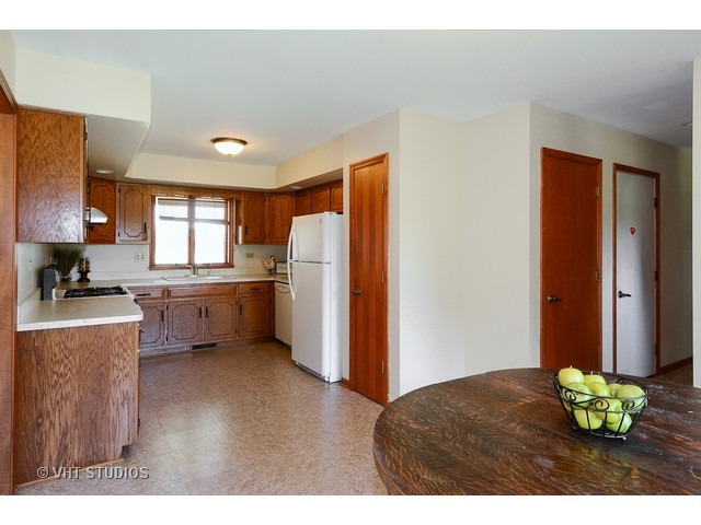 12003 S Wolf Dr, Plainfield, IL 60585 photo 5