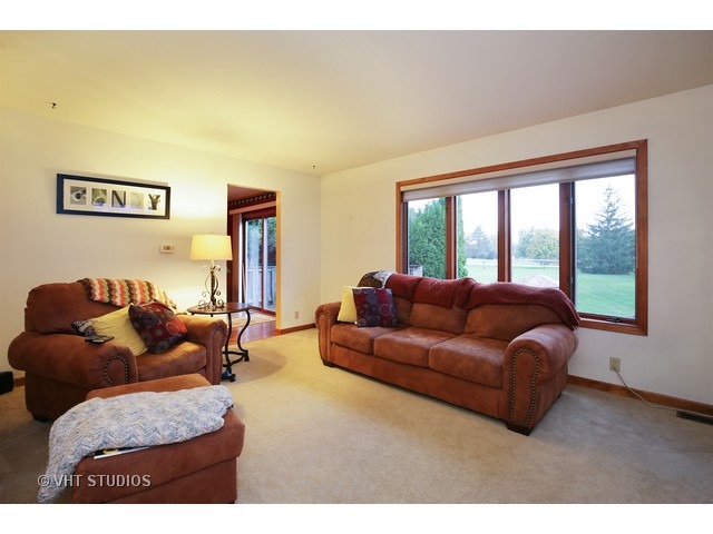 40 W942 Bowes Bend Dr, Elgin, IL 60124 photo 2