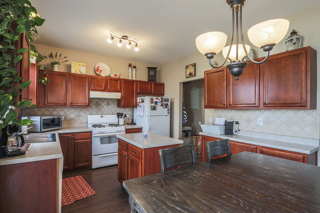 750 Periwinkle Ln, Aurora, IL 60504 photo 2