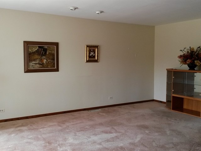 680 Devonshire Dr, Des Plaines, IL 60018 photo 3