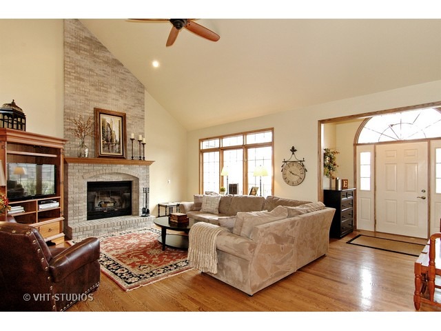 39 W651 Lori Ln, Elgin, IL 60124 photo 2