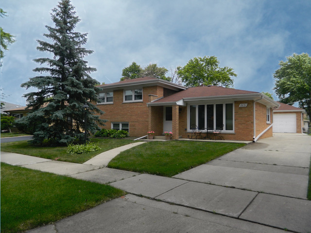 2231 Pine St, Des Plaines, IL 60018 photo 1