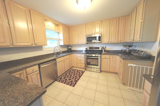 2627 Kettlehook Dr, Elgin, IL 60124 photo 2