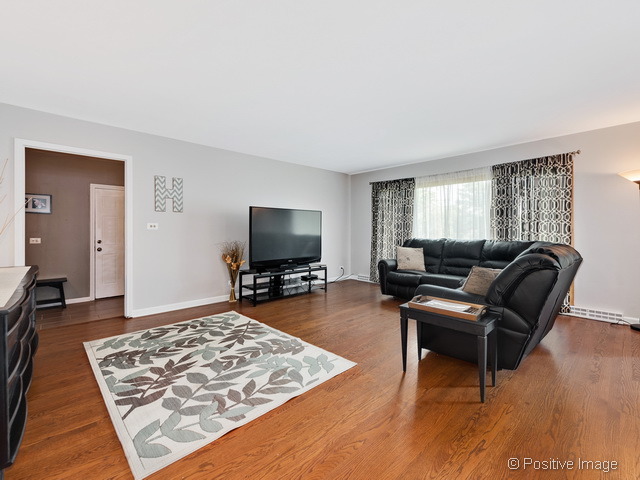 427 S Oak Glen Dr, Bartlett, IL 60103 photo 4