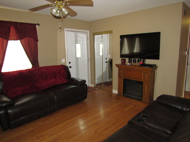 22 E Pineview Dr, Round Lake Park, IL 60073 photo 2