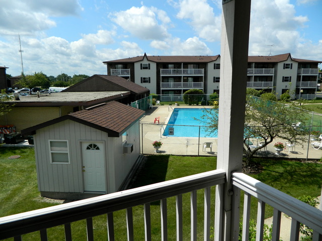185 Gregory St #10, Aurora, IL 60504 photo 2