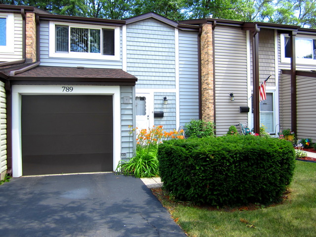 789 Lakeside Cir Dr, Wheeling, IL 60090 photo 1