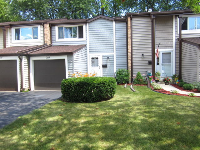 789 Lakeside Cir Dr, Wheeling, IL 60090 photo 2