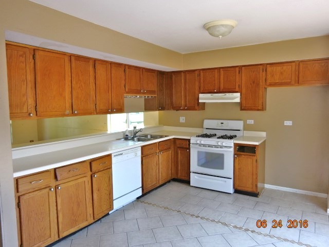 1359 Burns Dr, Elgin, IL 60120 photo 8