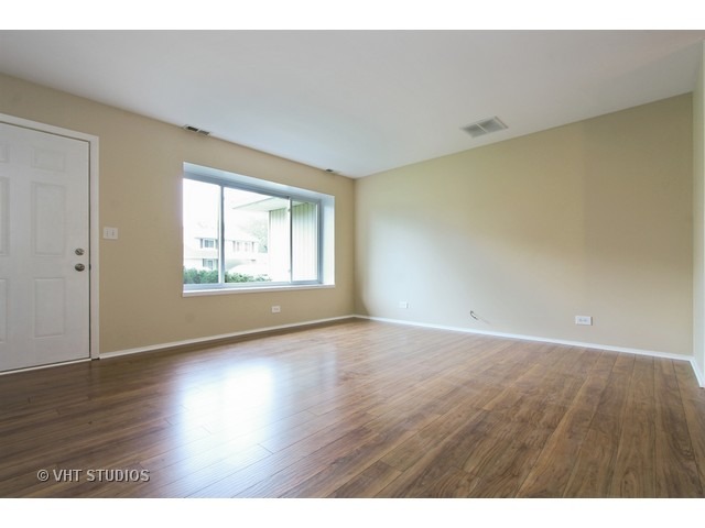 140 Mulford Dr, Elgin, IL 60120 photo 2