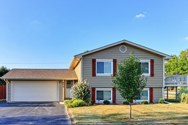 604 W Wegner Rd, Mchenry, IL 60051 photo 1