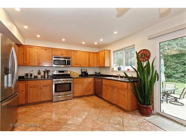 4414 Willowbend Dr, Plainfield, IL 60586 photo 2