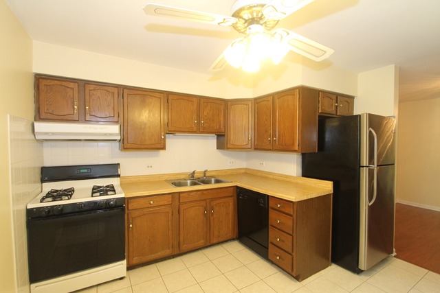 1525 Sander Ct #301, Wheeling, IL 60090 photo 2