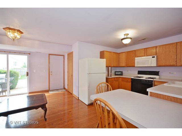 855 Symphony Dr, Aurora, IL 60504 photo 4