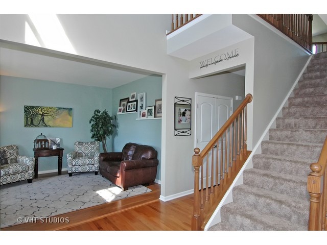 3636 Ancient Oak Dr, Elgin, IL 60124 photo 2