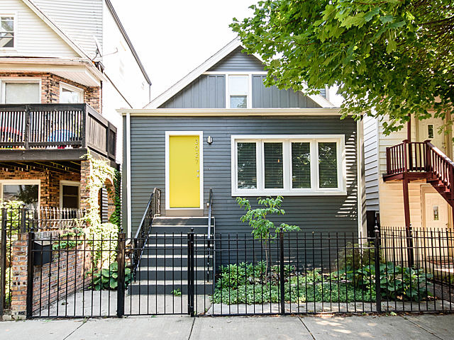 3027 N Gresham Ave, Chicago, IL 60618 photo 1
