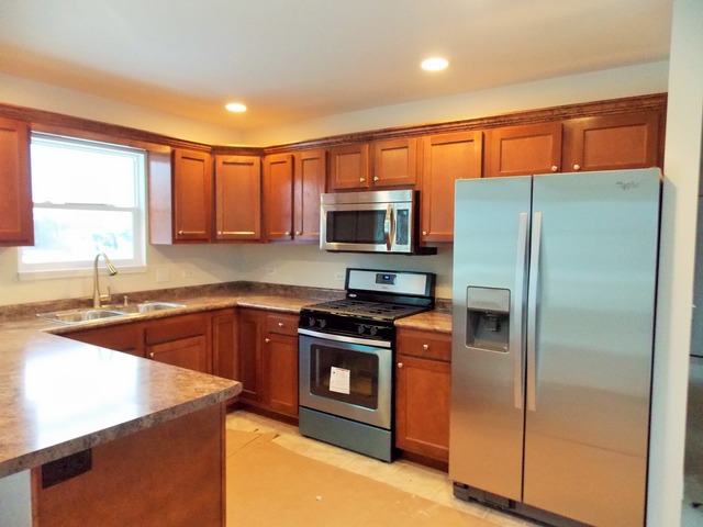 1020 Heritage Ct, Hebron, IL 60034 photo 2