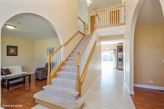 275 W Thacker St, Hoffman Estates, IL 60169 photo 2