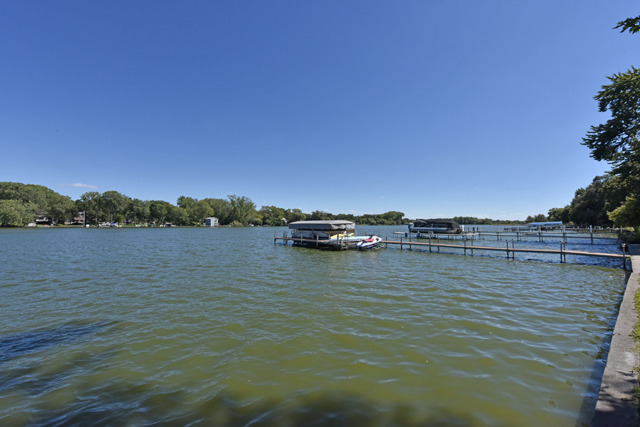 704 S Riverside Dr, Mchenry, IL 60050 photo 2