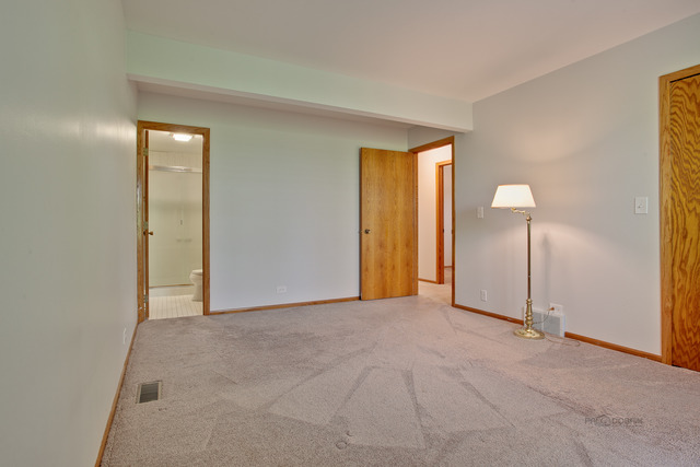5813 Greenview Rd, Oakwood Hills, IL 60013 photo 18