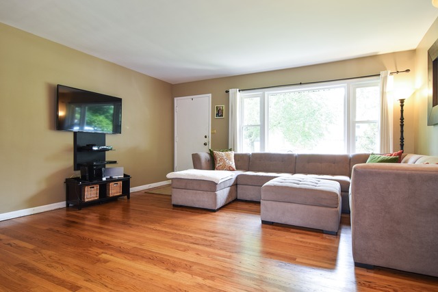 903 Crest St, Wheaton, IL 60187 photo 2