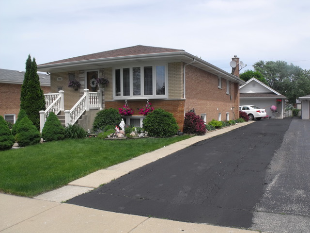 7947 Menard Ave, Burbank, IL 60459 photo 2