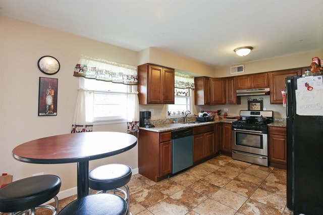 181 S Union St, Elgin, IL 60123 photo 4