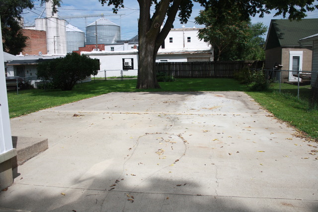 618 Nachusa Ave, Dixon, IL 61021 photo 5